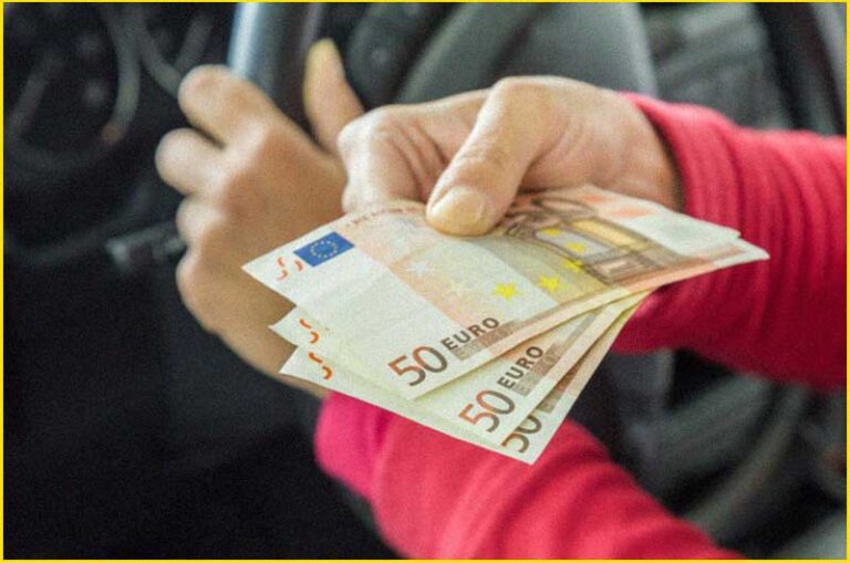 Polițistă de frontieră prinsă că a luat șpagă de 200.000 de euro