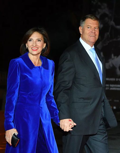 Carmen Iohannis, de mână cu președintele Klaus Iohannis la Paris. Un detaliu a atras rapid atenția la ținuta Primei Doamne