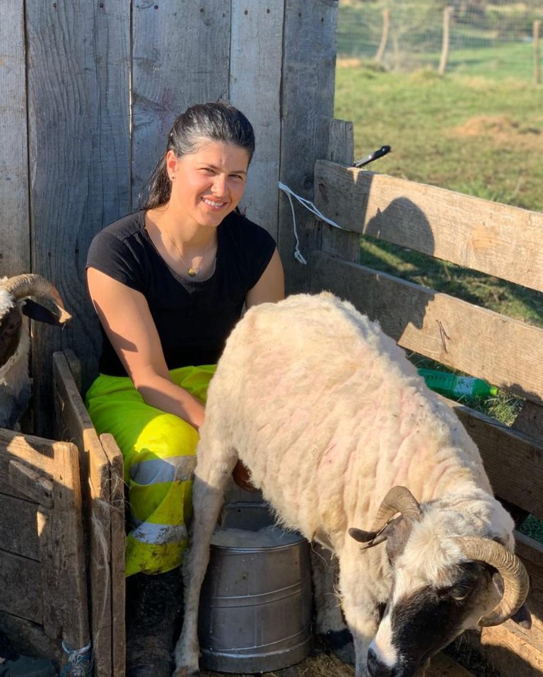 Câți bani câștigă Geta, sora lui Culiță Sterp. Sora artistului e ciobănița și are stâna ei de oi…